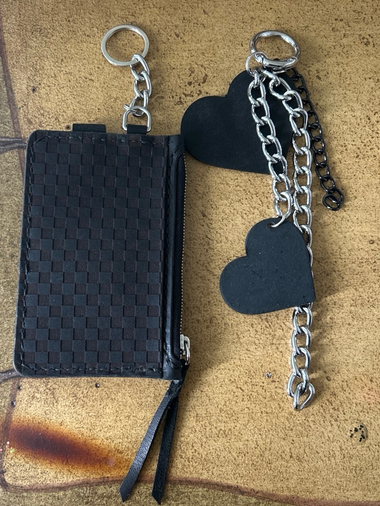 Broke-In Hearted Leatherblack Checkered Card Wallet With Heart Chain Keyring